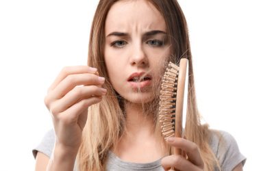 ¿La mitad de tu cabello se queda en el cepillo? Podrías estar sufriendo caída estacional